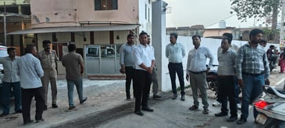 दंबगों की शिकायत करने पहुंचे लेखपाल और अन्य साथी