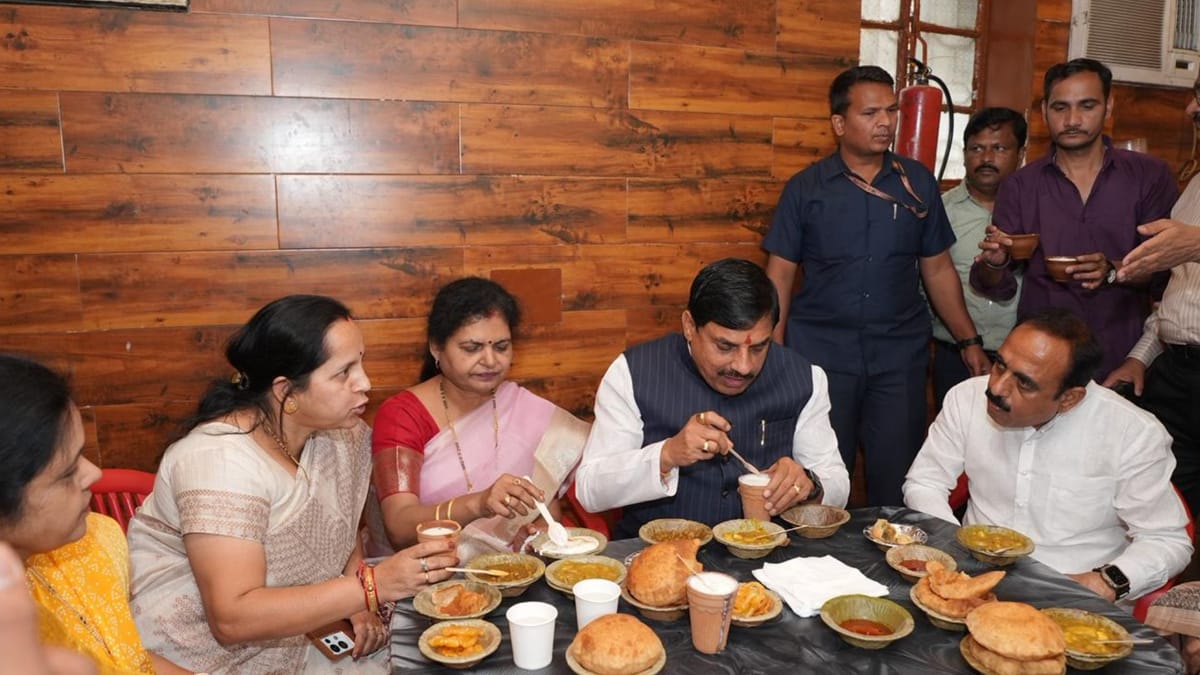 UP: एमपी के सीएम काशी की कचौड़ी-जलेबी और लस्सी के हुए दिवाने, सादगी भरे अंदाज ने जीत लिया लोगों का दिल