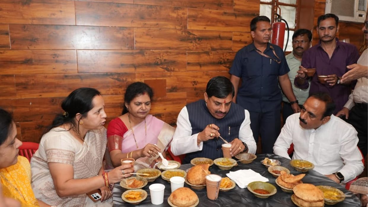 MP News: CM Mohan Yadav was seen enjoying the famous Kachori-Puri of Banaras, his simplicity won the hearts of