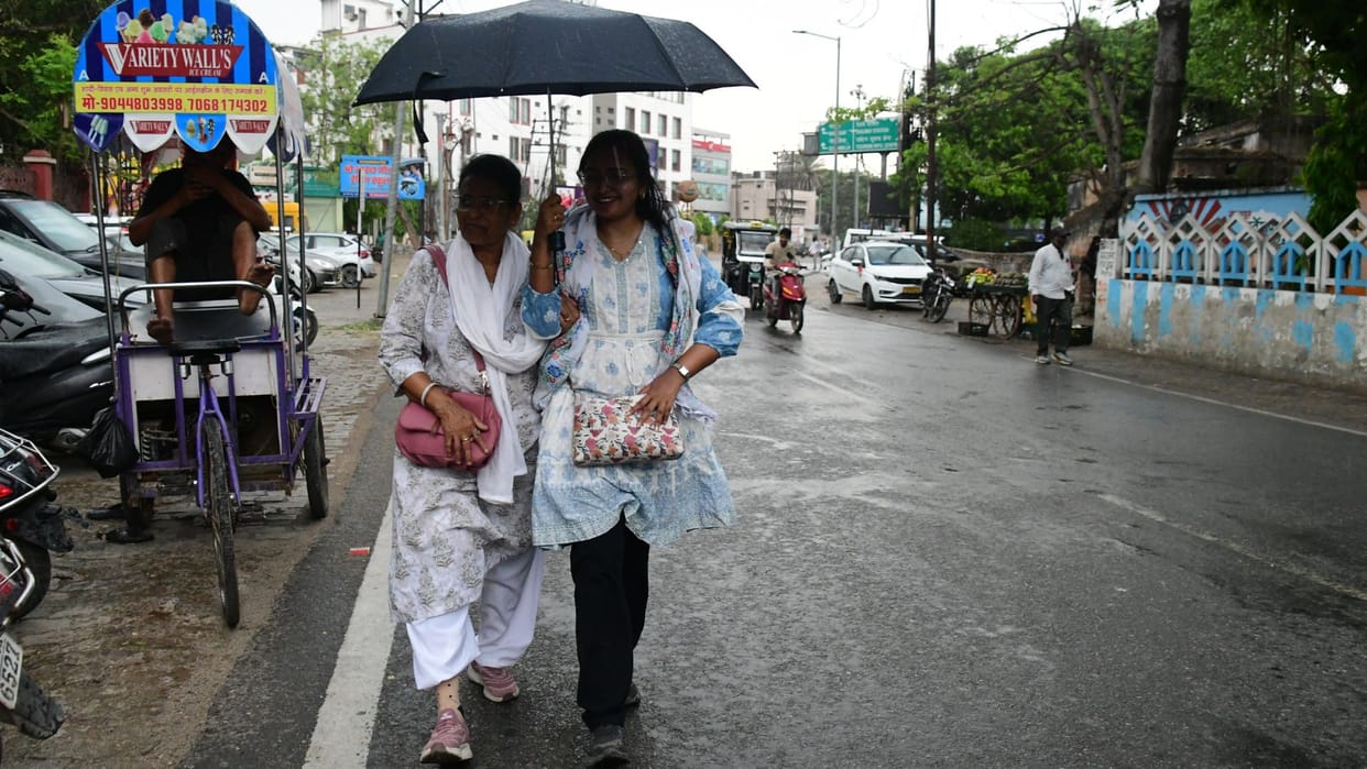 Varanasi Weather Mercury drops 12 degrees in an hour and half winds blow at speed of 40 km per hour