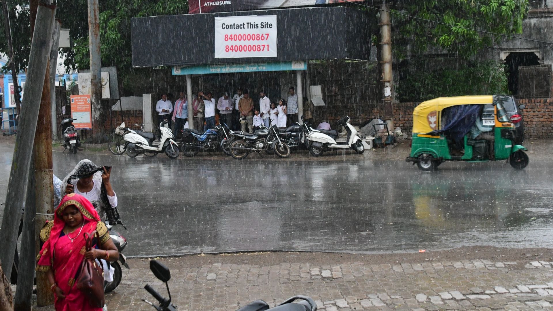 Varanasi Weather Mercury drops 12 degrees in an hour and half winds blow at speed of 40 km per hour