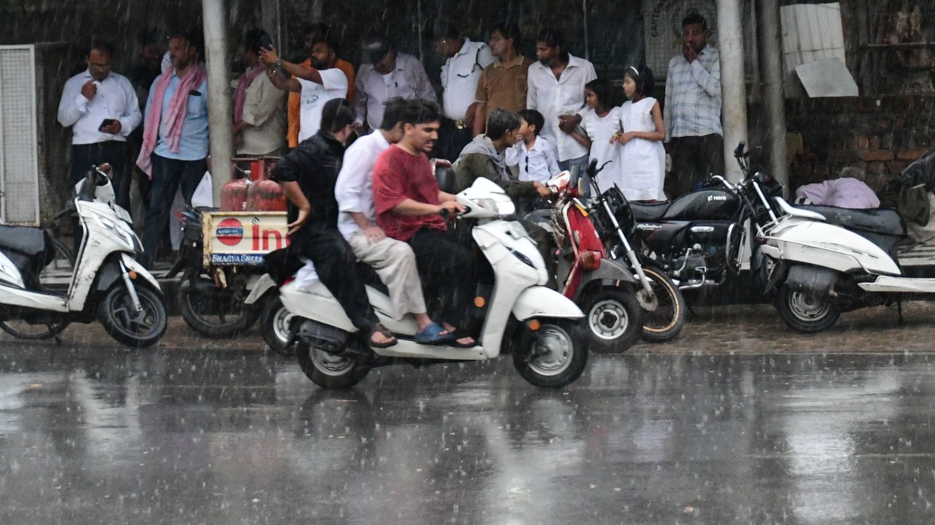 Varanasi Weather Mercury drops 12 degrees in an hour and half winds blow at speed of 40 km per hour