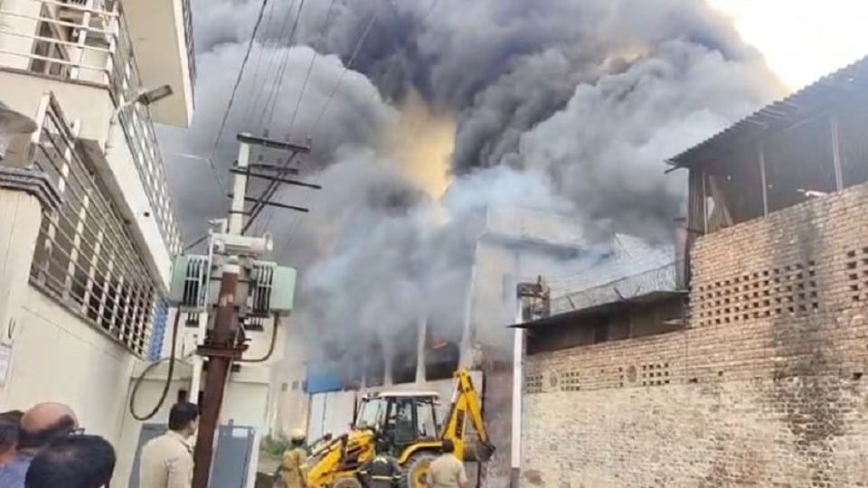 Massive fire breaks out at factory in Agra
