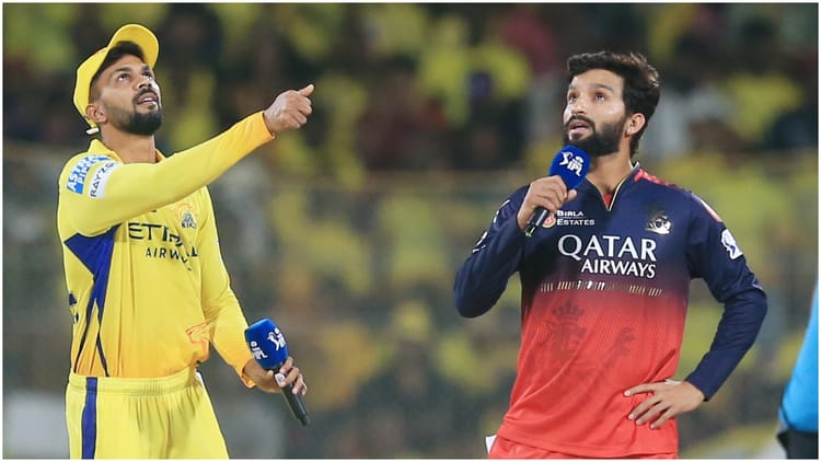 RCB vs CSK Live Score: आरसीबी की पारी शुरू, फिल सॉल्ट और विराट कोहली क्रीज पर; चेन्नई ने गेंदबाजी चुनी