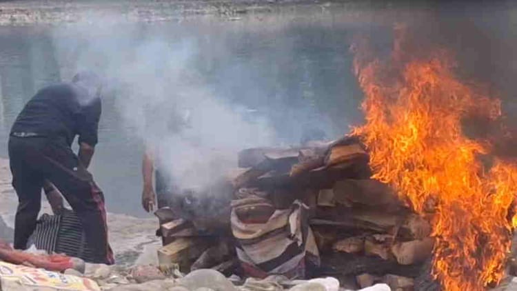 हृदयविदारक: 19 साल की बेटी की चिता के लिए नसीब नहीं हुई सूखी लकड़ी, डीजल और टायर जलाकर दी अंतिम विदाई