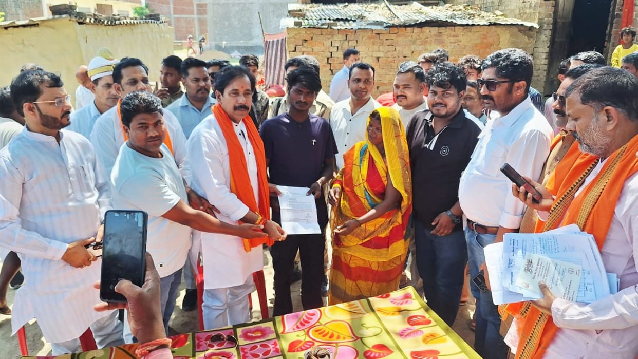 Minister Anil Rajbhar Meets Those Injured in Leopard Attack Provides Compensation in varanasi