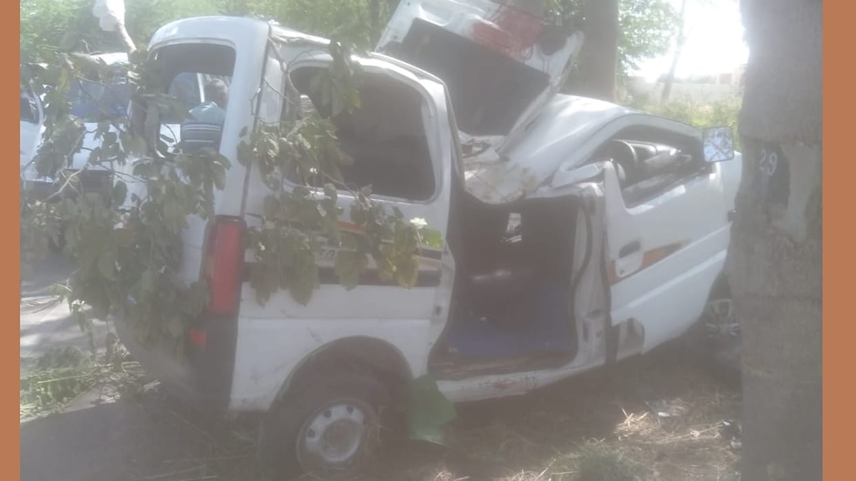 tire on a wedding party's vehicle burst; the vehicle crashed into a tree In Fatehabad