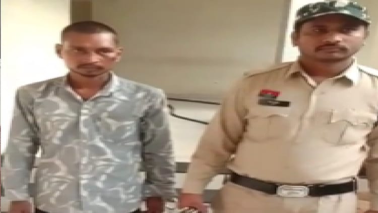 Raipur Crime News: रायपुर के सार्वजनिक जगहों पर चाकू लहराकर दहशत फैलाने वाला युवक पुलिस के गिरफ्त में
