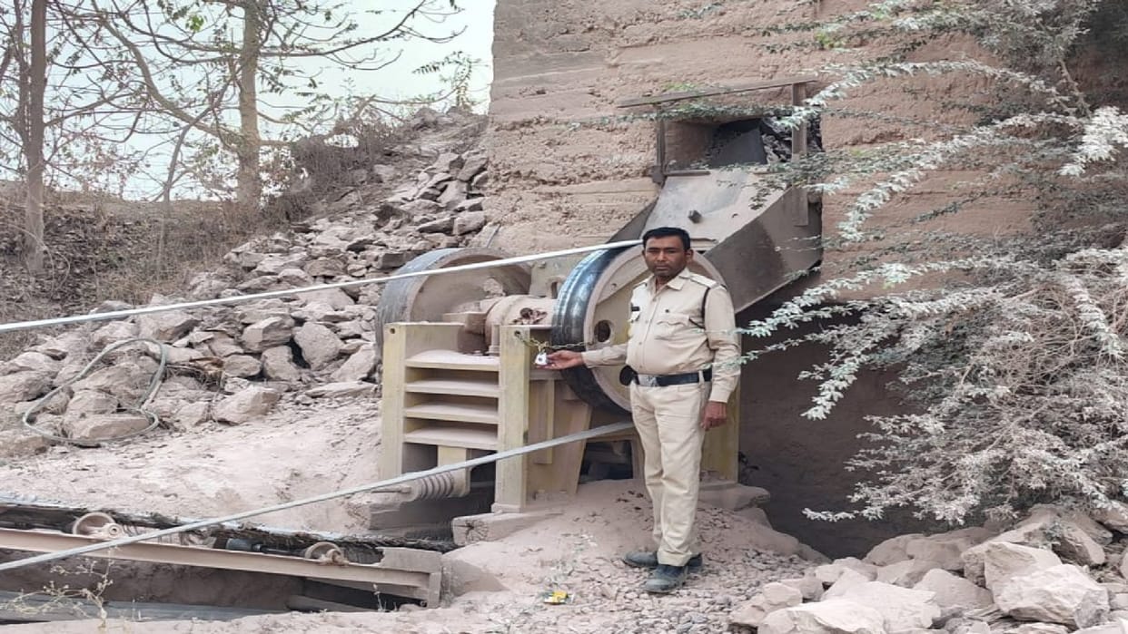 Strict action by the Mineral Department in Dharsiwan, four crushers sealed for illegal activities