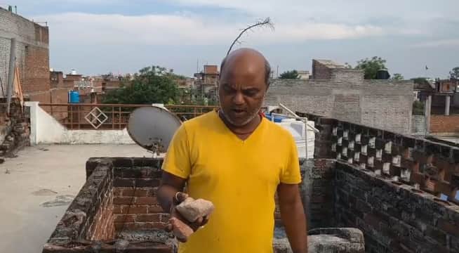 पत्थर दिखाता क्षेत्रीय व्यक्ति