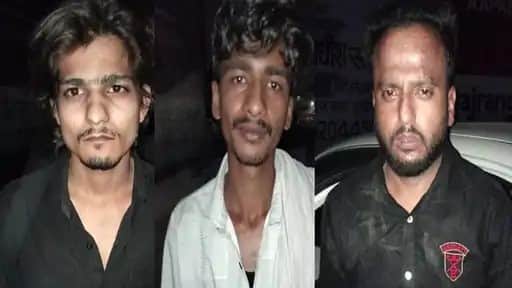 कार में पकड़ाए आरोपी।