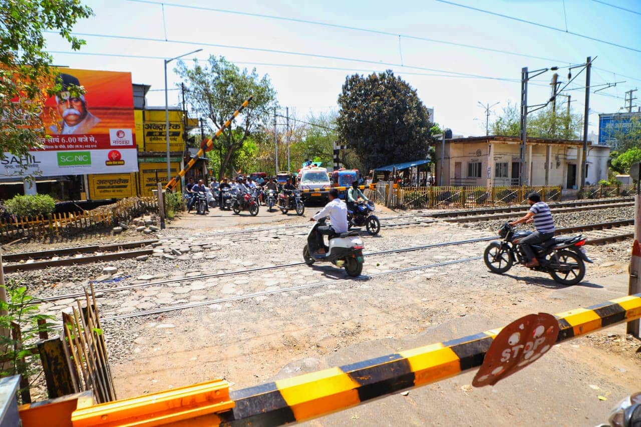 केसरबाग मार्ग पर दो लेन ब्रिज।