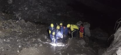 देहरादून: सहस्त्रधारा क्षेत्र में हादसा, गहरी खाई में गिरने से युवक की मौत, एसडीआरएफ ने शव निकाला। देहरादून सहस्त्रधारा क्षेत्र में गहरी खाई में गिरने से युवक की मौत, एसडीआरएफ ने शव बरामद किया।