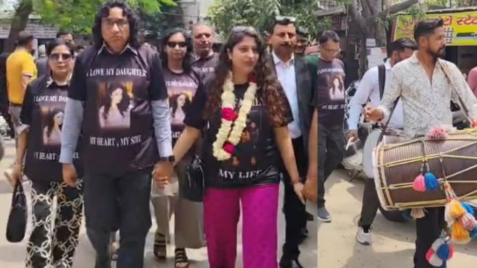 meerut father celebrates daughters divorce dhol nagade