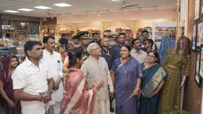 Indore News MP Governor Mangubhai Patel visits Mandu Bagh Print tribal handicrafts