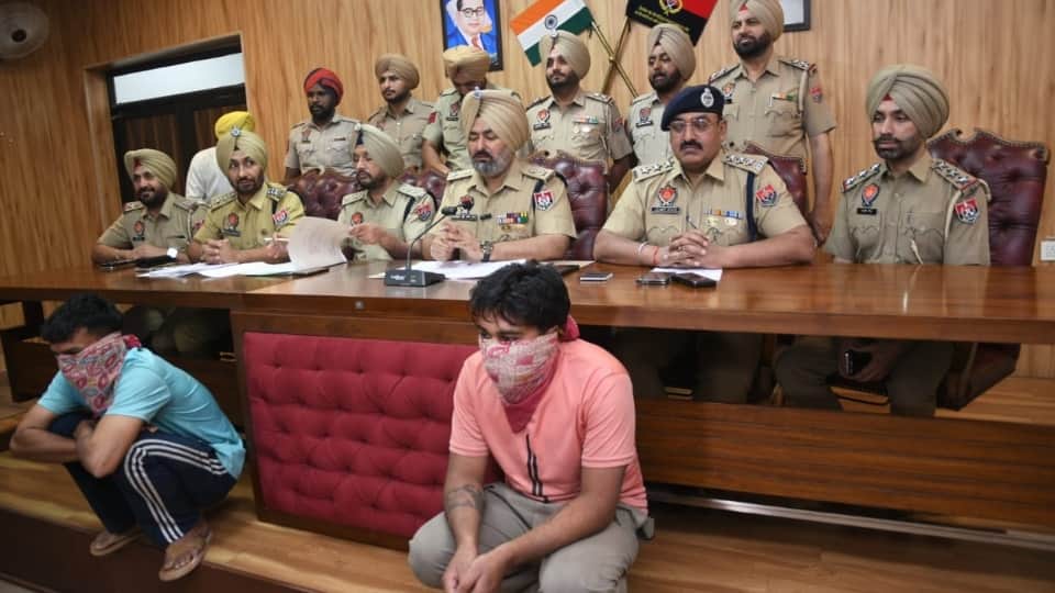 पुलिस गिरफ्त में आरोपी