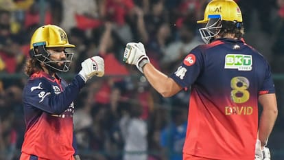 MI vs RCB Dream11 Prediction Playing XI Captain Vice-Captain Players List News in Hindi