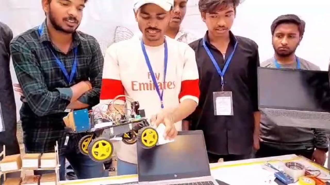 रोबो कार का मॉडल दिखाते छात्र