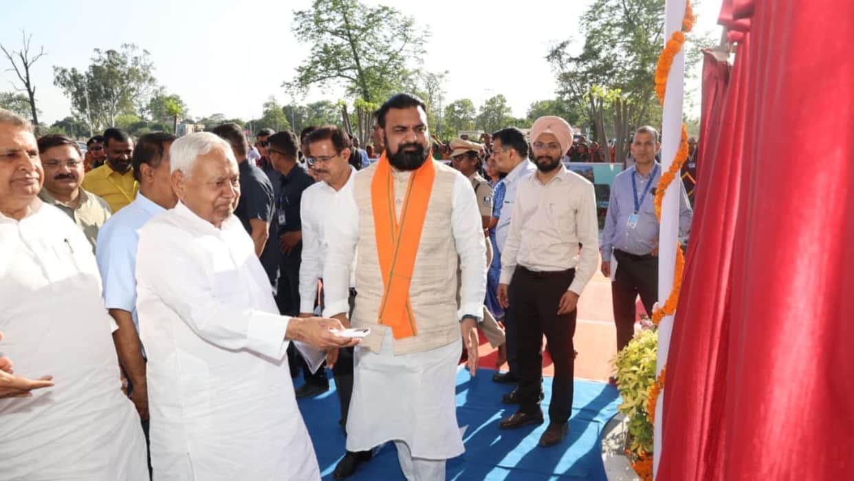Bihar: CM Nitish Kumar Arrives in Valmiki Nagar Before Heading to Rajya Sabha news in hindi