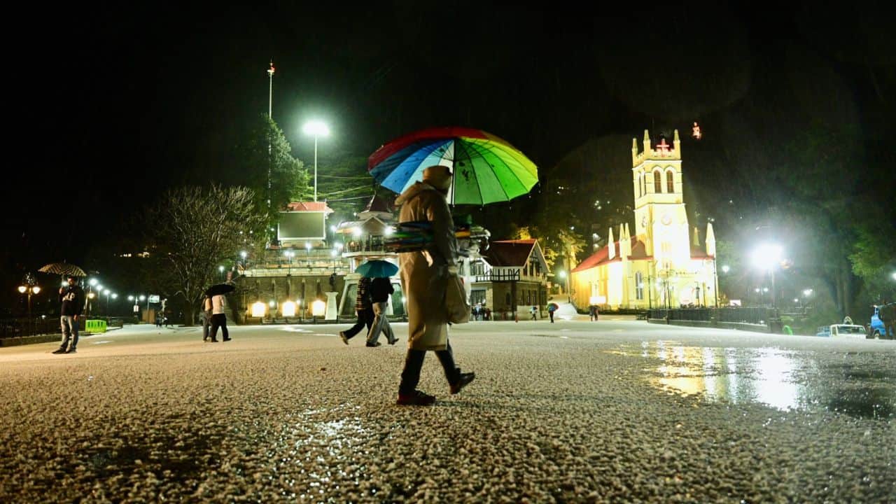 शनिवार को रात दस बजे के बाद हुई ओलावृष्टि से बिछी ओलों की चादर