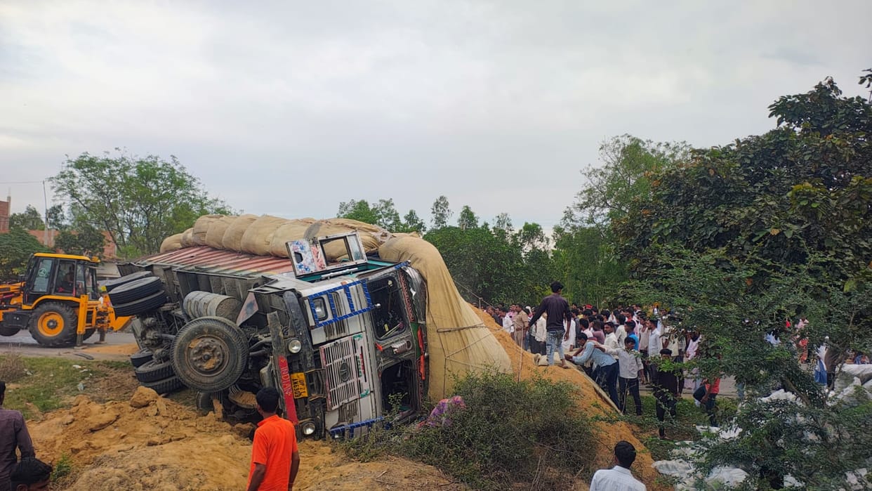 Sitapur: Truck Overturns onto Pickup While Swerving to Avoid Oncoming Vehicle; Three Occupants Dead