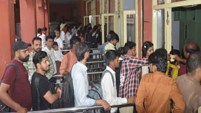 Tourists Unable to Obtain Tickets at Taj Mahal Due to Server Downtime