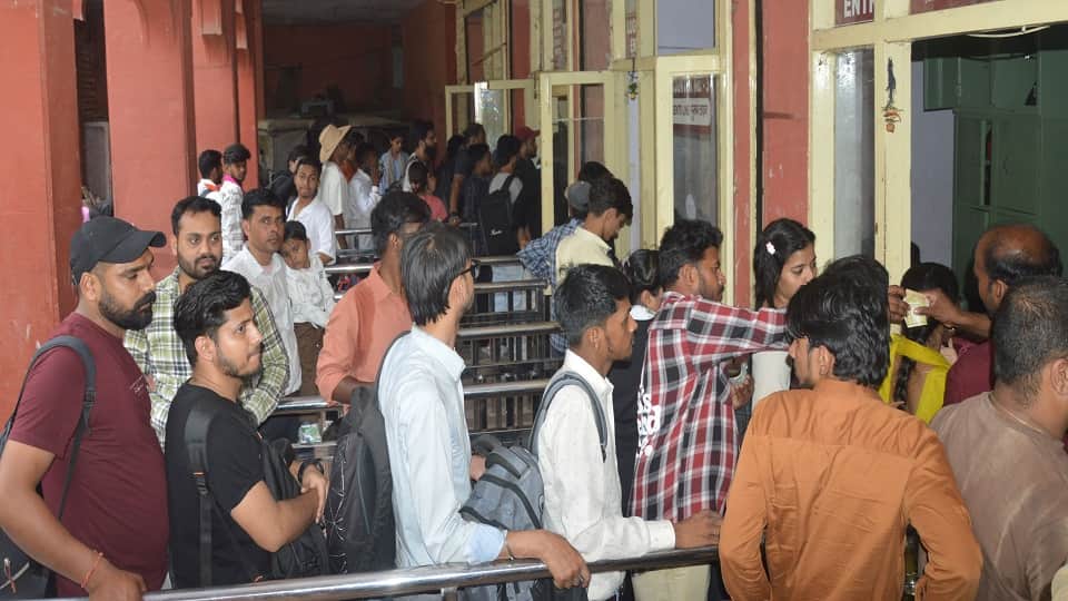 ताज पर लगी पर्यटकों की कतार।