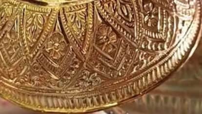 A devotee offered an 11-tola gold umbrella at the feet of Mata Chintpurni.