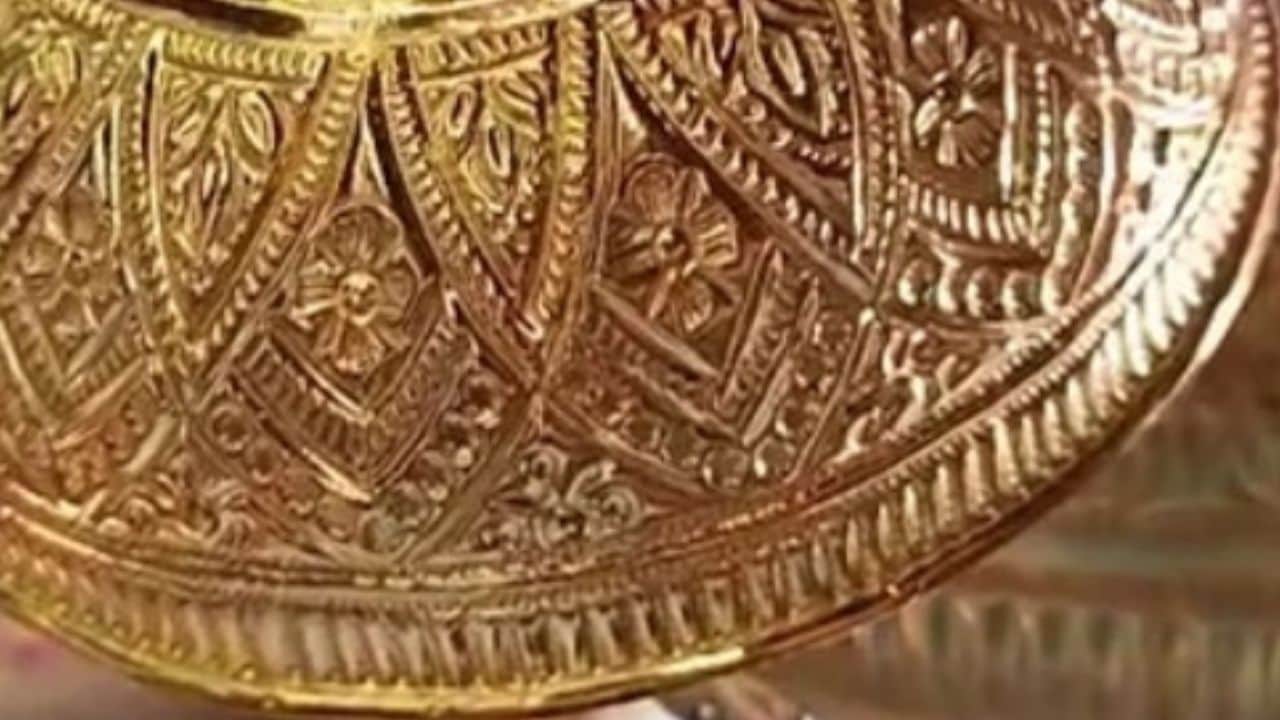 दिल्ली के एक अन्य श्रद्धालु ने चढ़ाया पौना किलो चांदी का छत्र