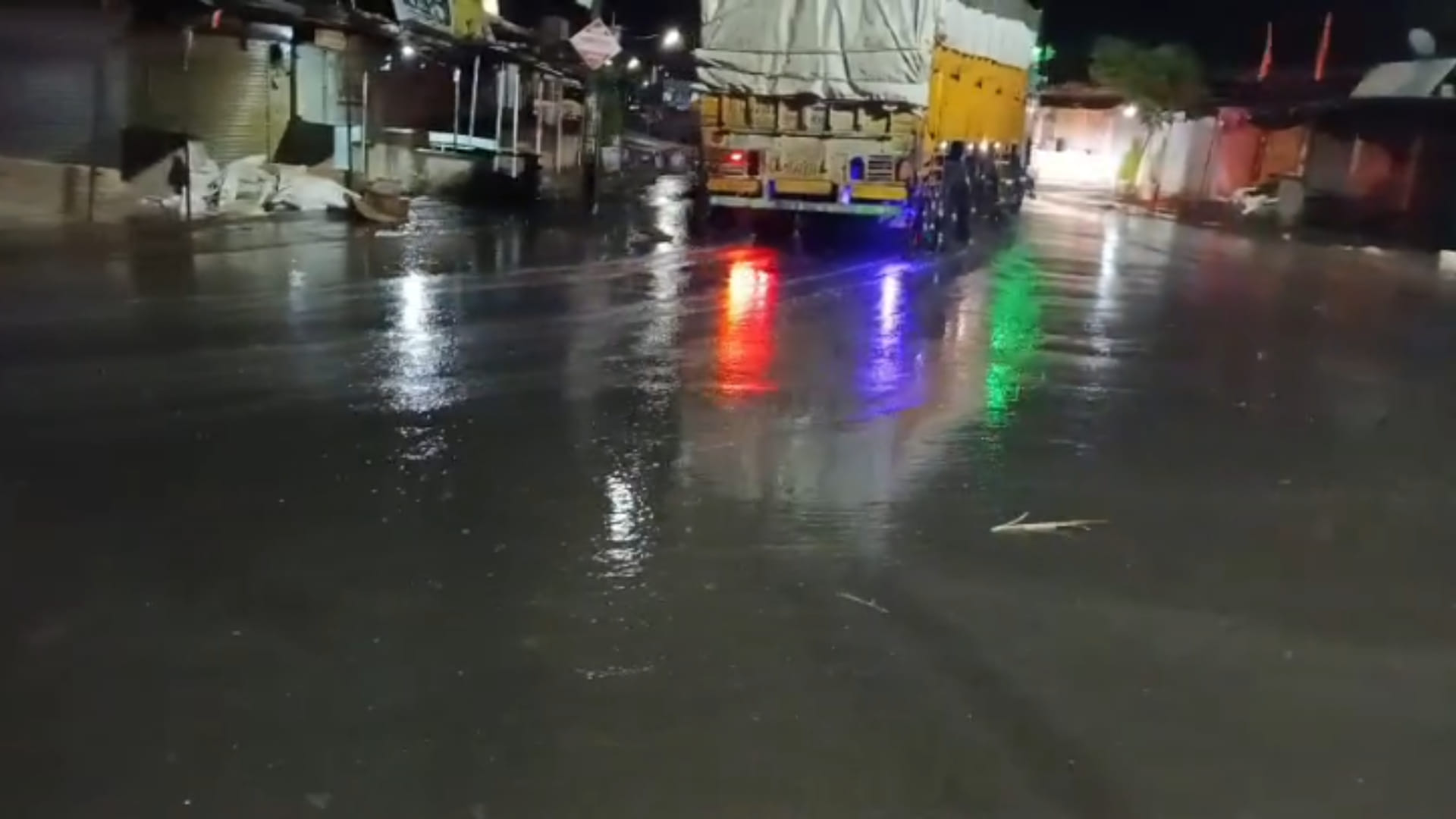 दमोह में बीती रात बारिश से भीगी सड़कें