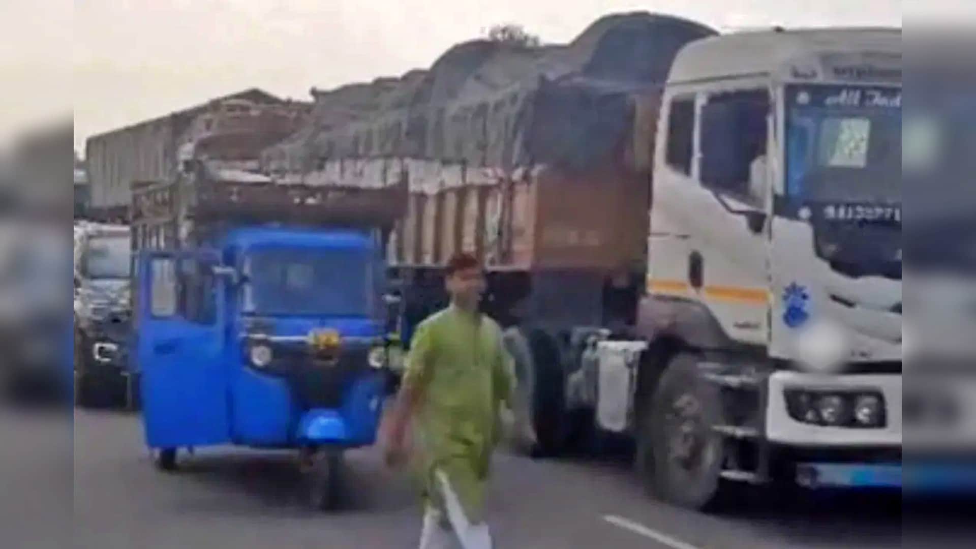 दौसा में ट्रेलर के भिड़ने के बाद लगा जाम