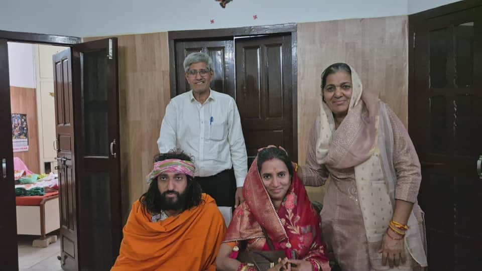 अपने माता-पिता का आर्शीवाद लेते अभय सिंह और उनकी पत्नी