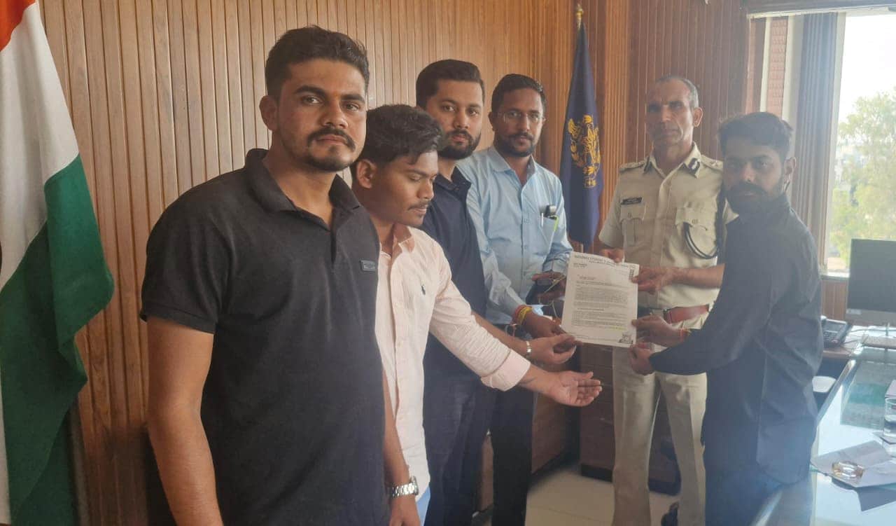 पुलिस कमिश्नर से मिलने पहुंचे एनएसयूआई कार्यकर्ता