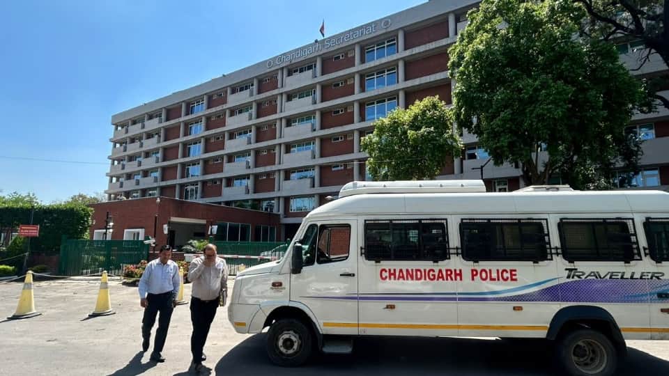 सेक्टर 9 स्थित चंडीगढ़ सचिवालय की नई बिल्डिंग में बम धमकी के बाद जांच के लिए पहुंची टीम