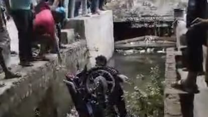 स्थानीय लोगों ने बाइक सवार को बाहर निकाला