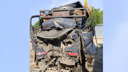 Fatehpur: Driver and Laborer Die in Loader-Truck Collision; Bodies Extracted from Cabin Using a Crane