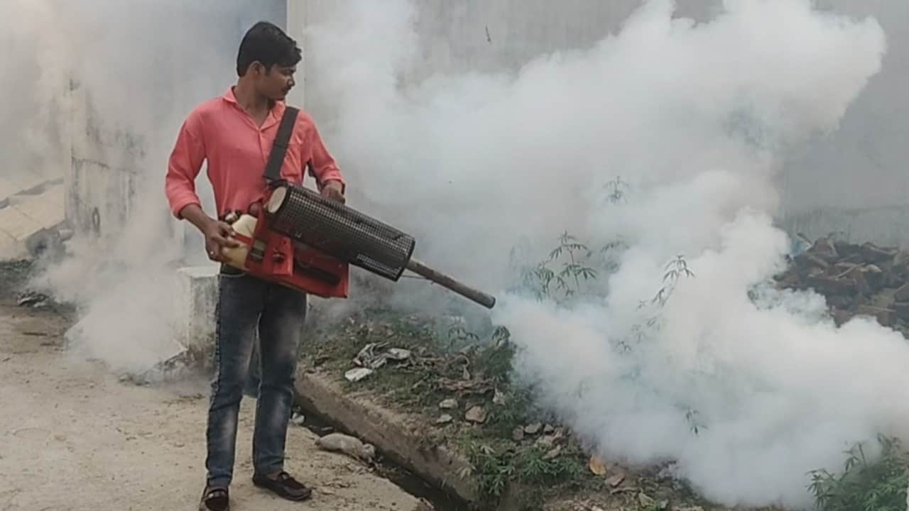 मलेरिया विभाग की ओर से गांवों में कराई जा रही फॉगिंग