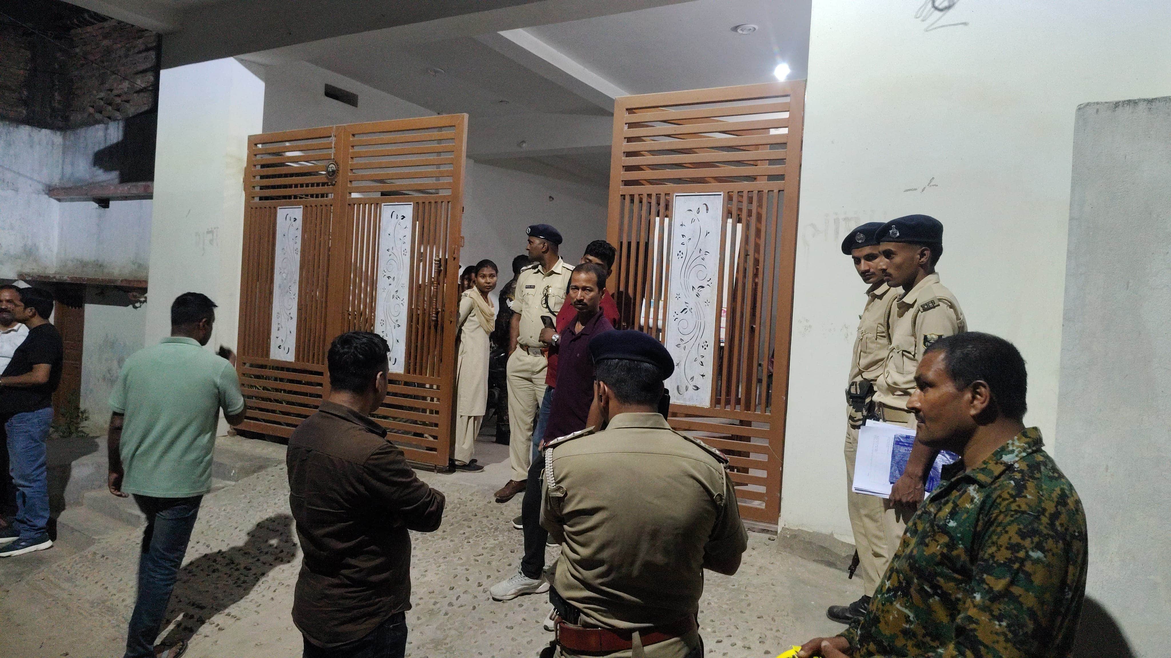 घर के बाहर पुलिसकर्मियों का जमावड़ा