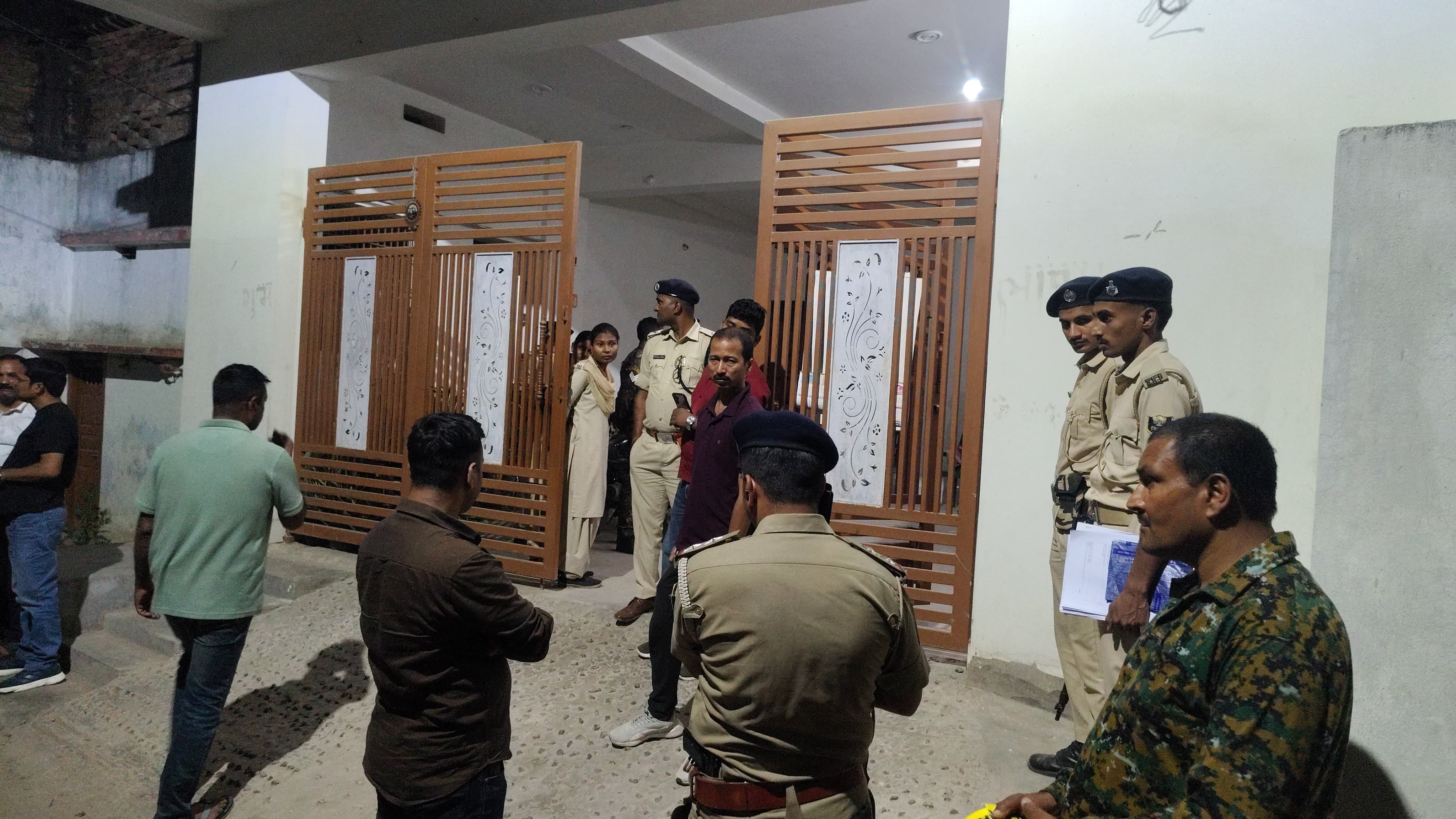 घर के बाहर पुलिसकर्मियों का जमावड़ा