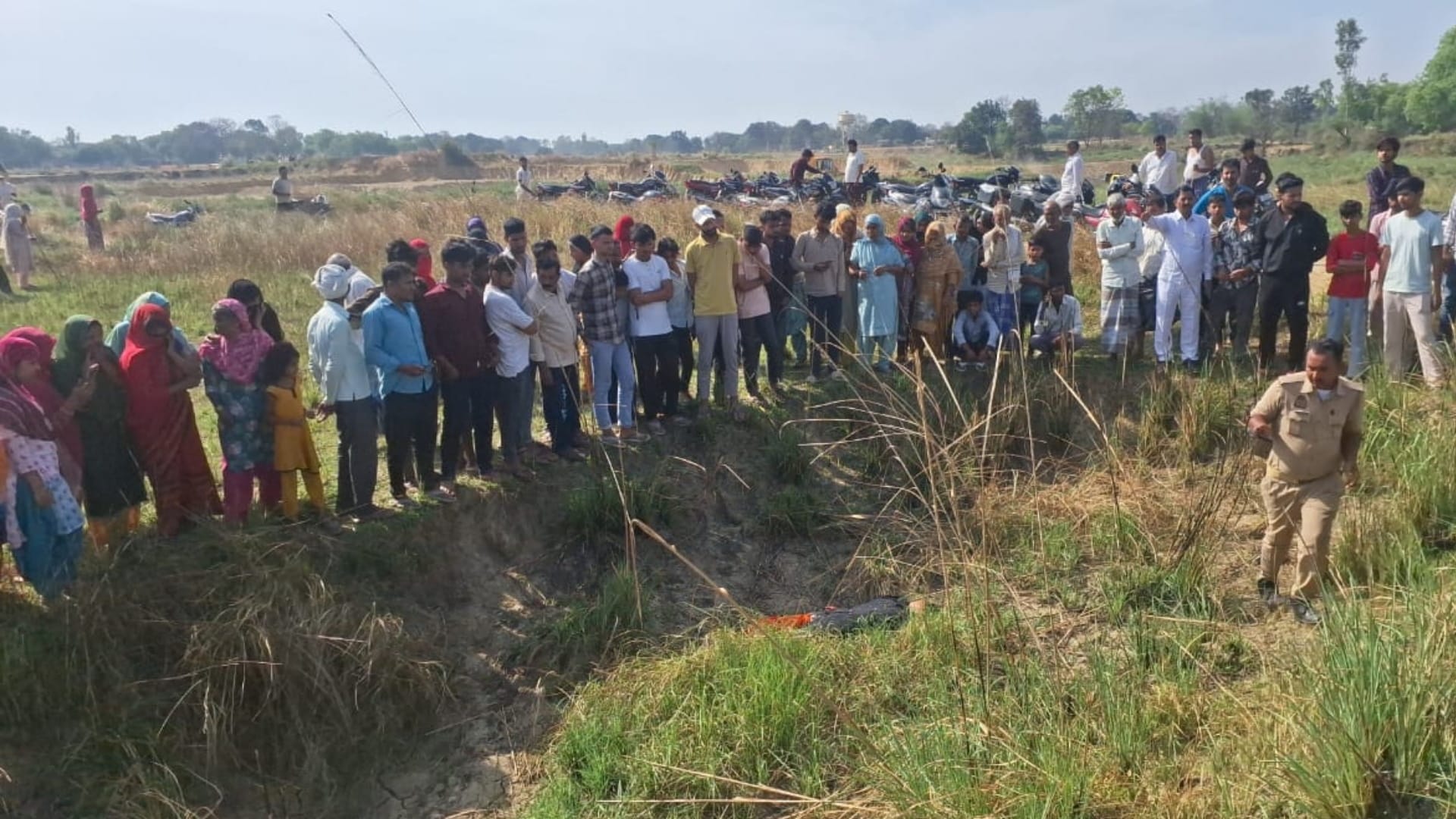घटना के बाद मौके पर जुटी भीड़।