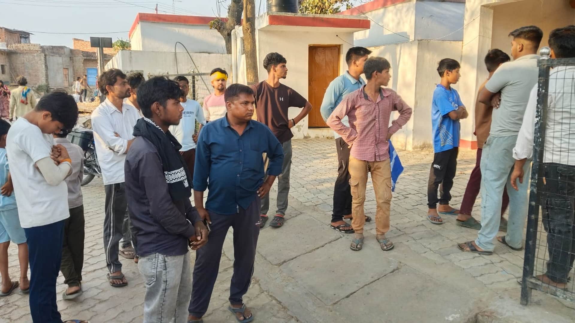 घटना के बाद मौके पर जुटी भीड़।