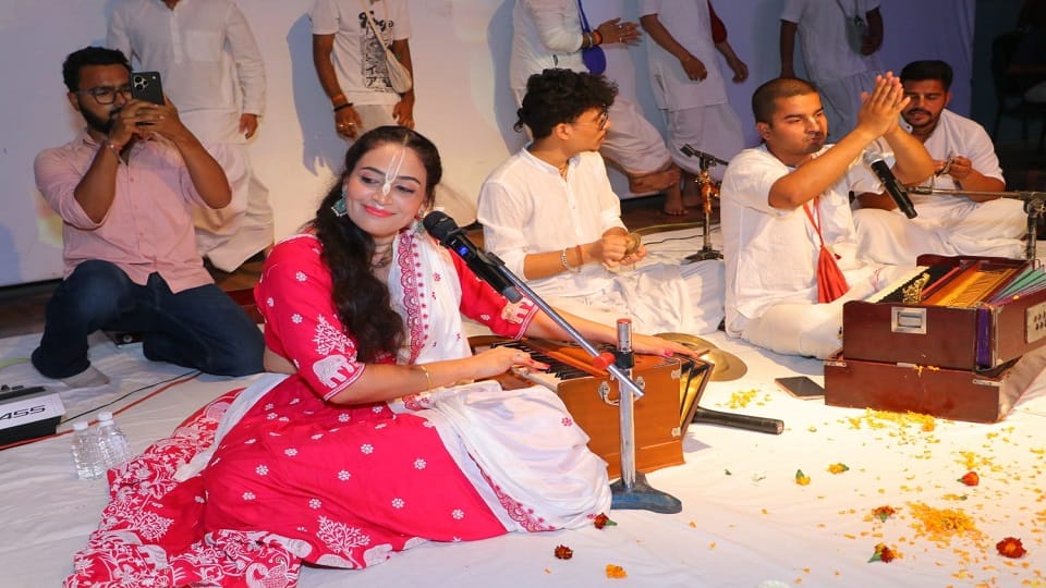 Kenyan Singer Mesmerizes Devotees at Bhajan Concert
