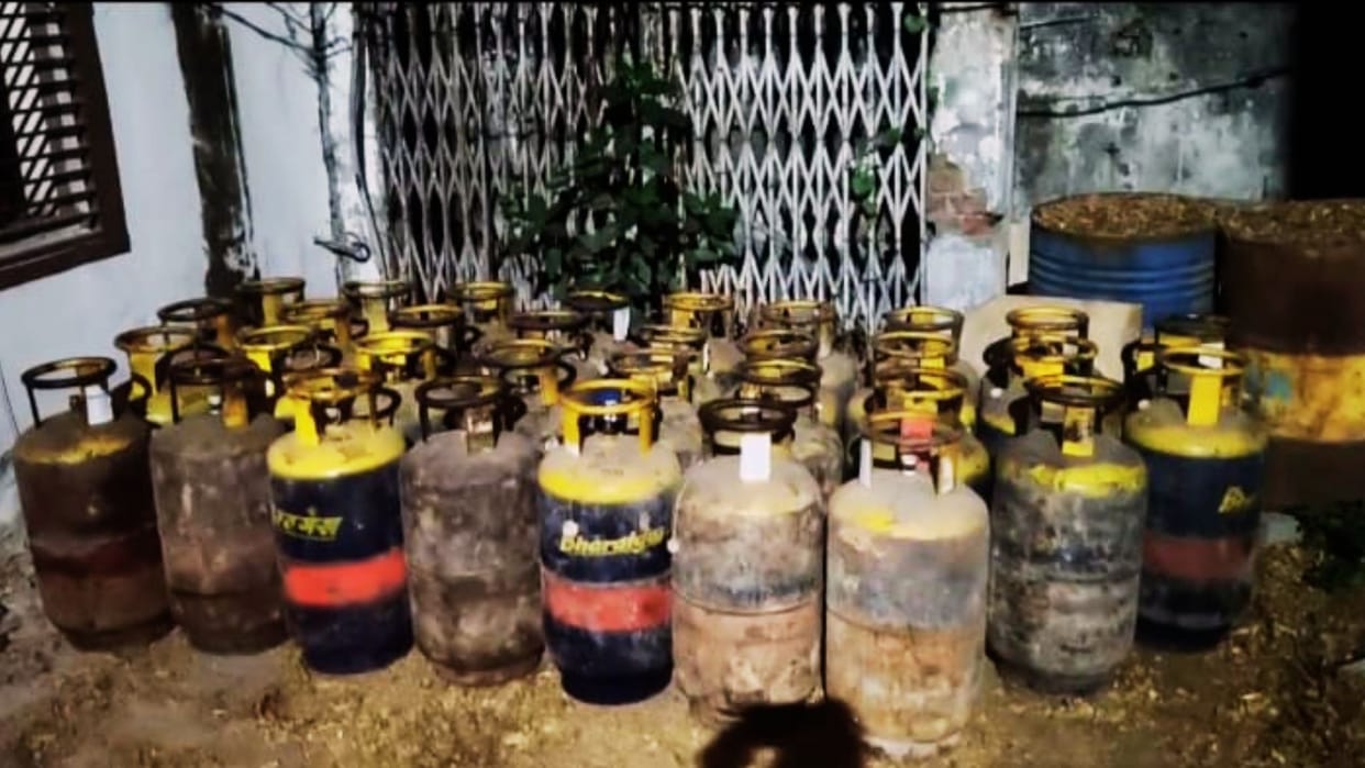 Over 230 Commercial Cylinder Recovered from Building of Closed Petrol Pump in Varanasi