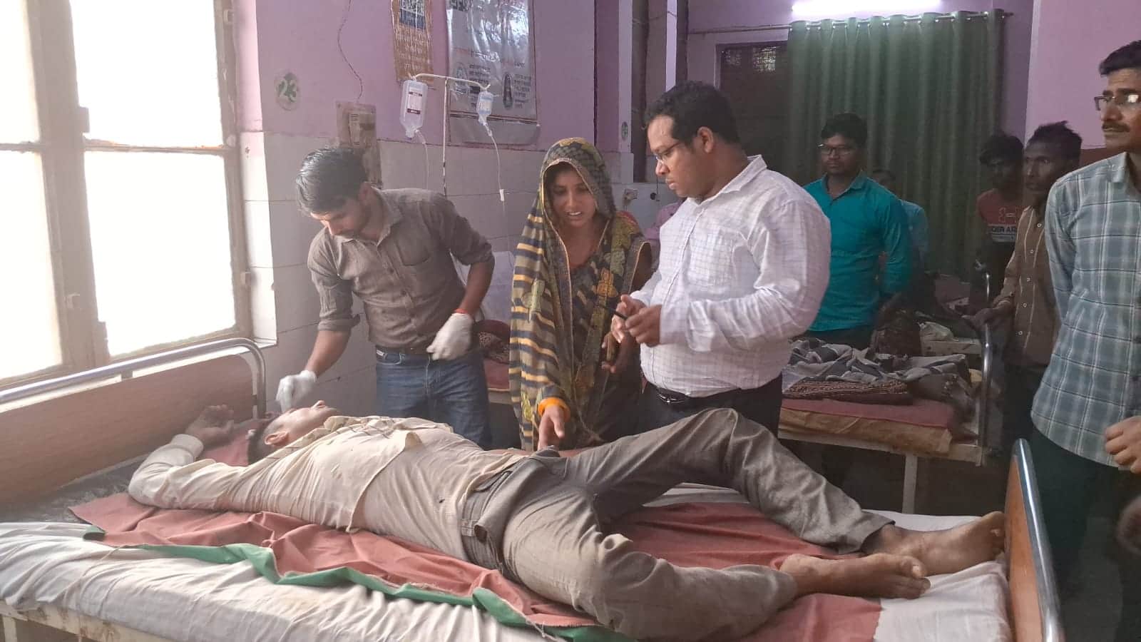 सामुदायिक स्वास्थ्य केंद्र कायमगंज में भर्ती पीड़ित रामपाल