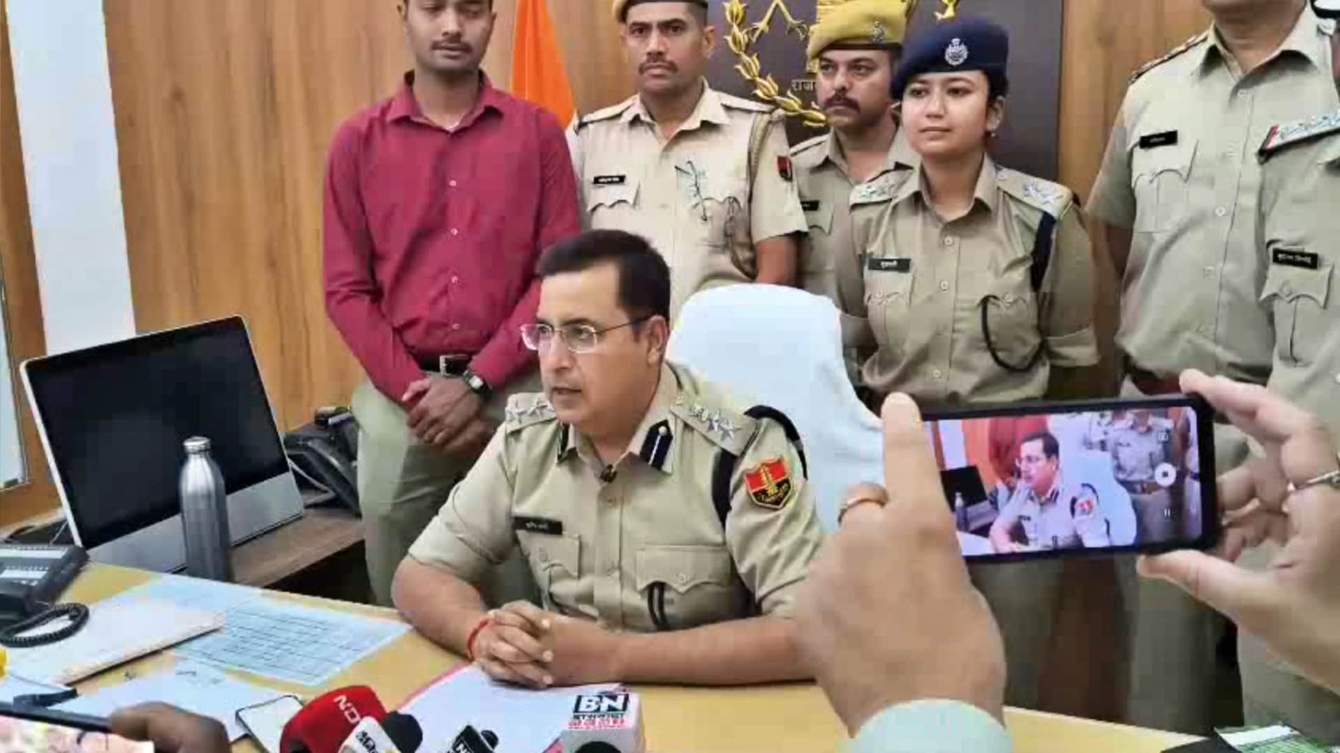 मामले की जानकारी देती पुलिस