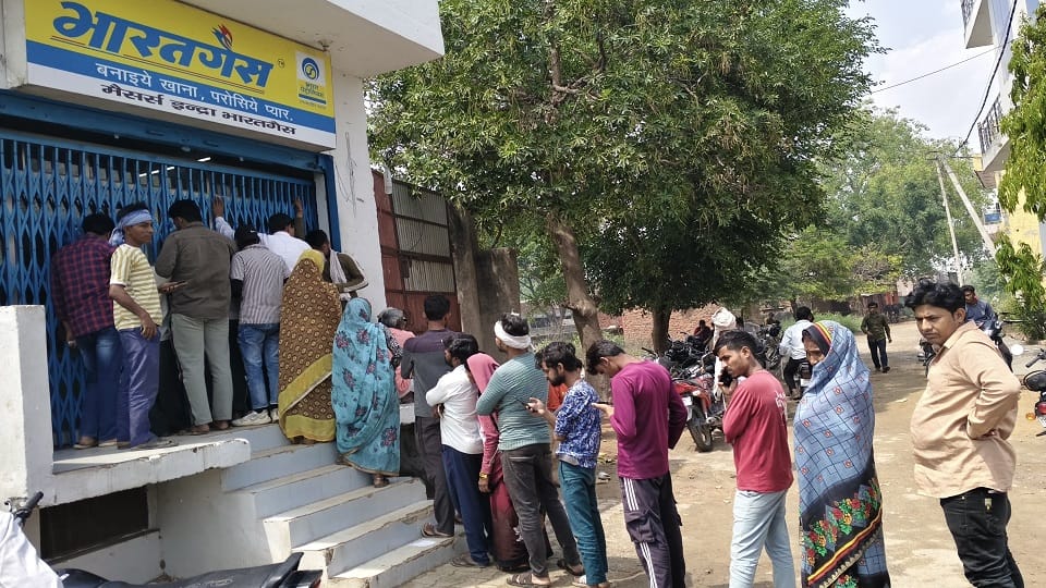 Gas agencies remain closed, consumers wander for cylinders