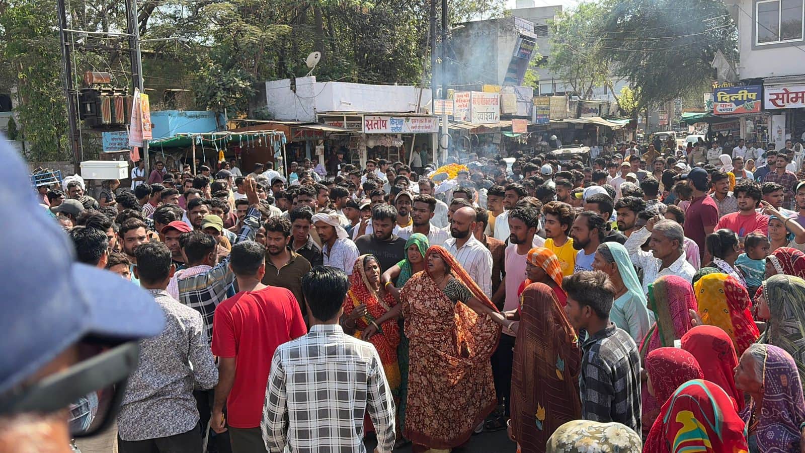 Mandsaur: Young man chased and stabbed with knives, intestines protruding; chaos ensues after death