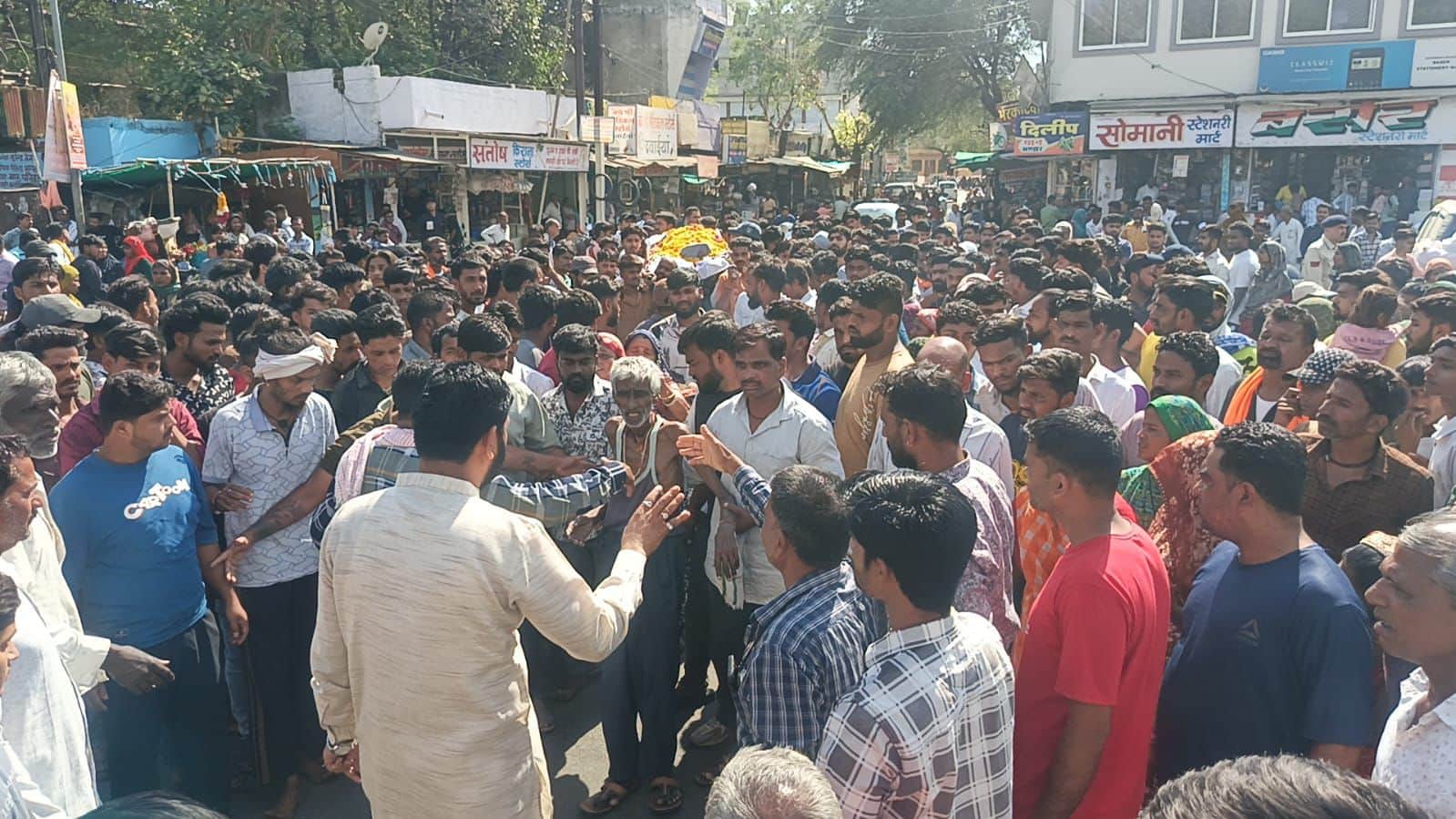 Mandsaur: Young man chased and stabbed with knives, intestines protruding; chaos ensues after death