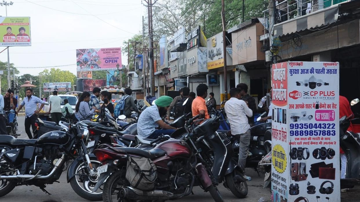 Jhansi: Seven lakh rupees spent every month, still encroachment