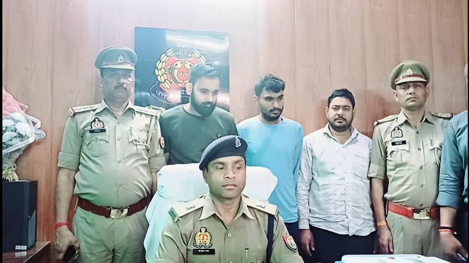 पुलिस गिरफ्त में आरोपी।